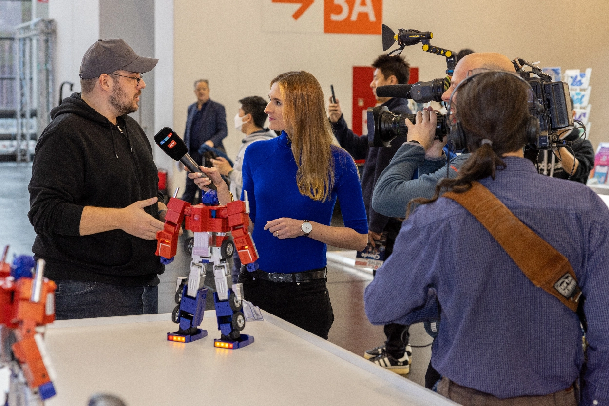 A trade show interview filmed at the Robosen booth by an event videographer from Medialook