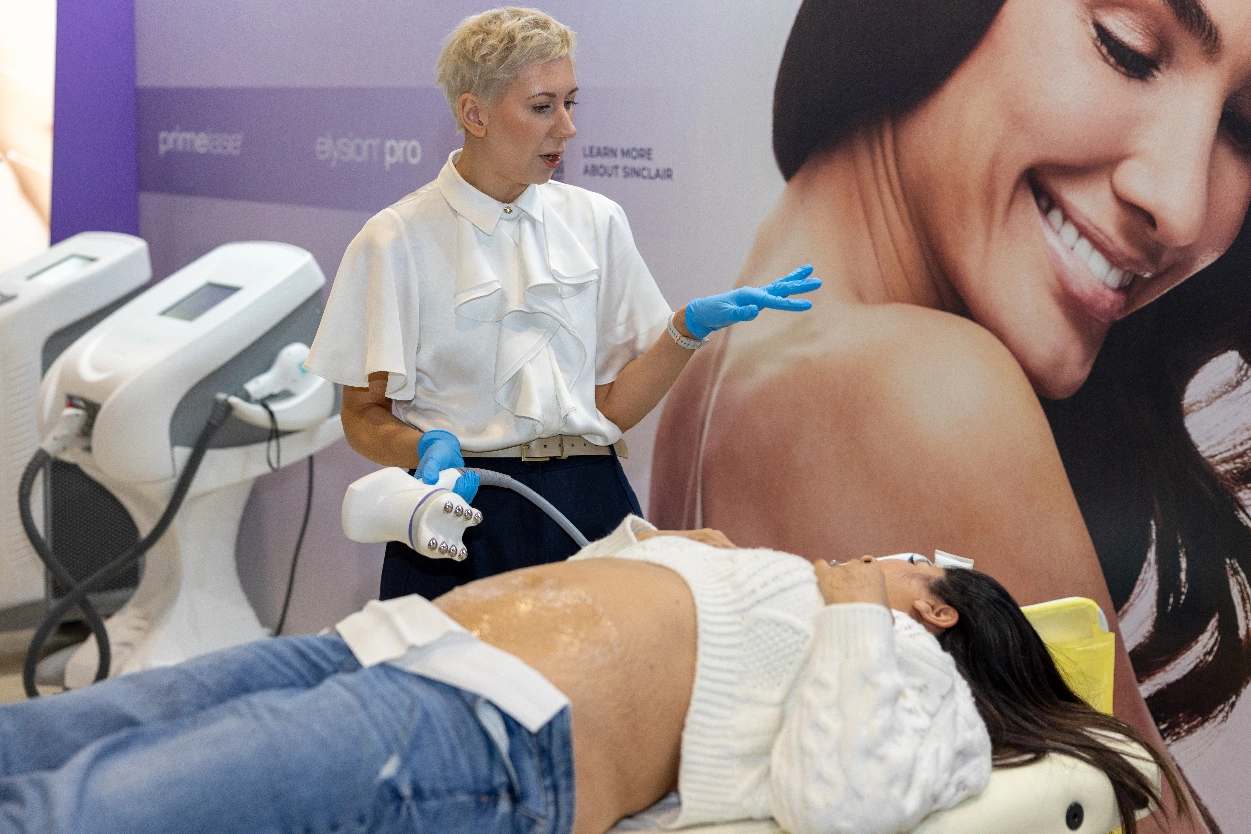 A live treatment demonstration at the Sinclair aesthetic trade show, captured by an event videographer from Medialook